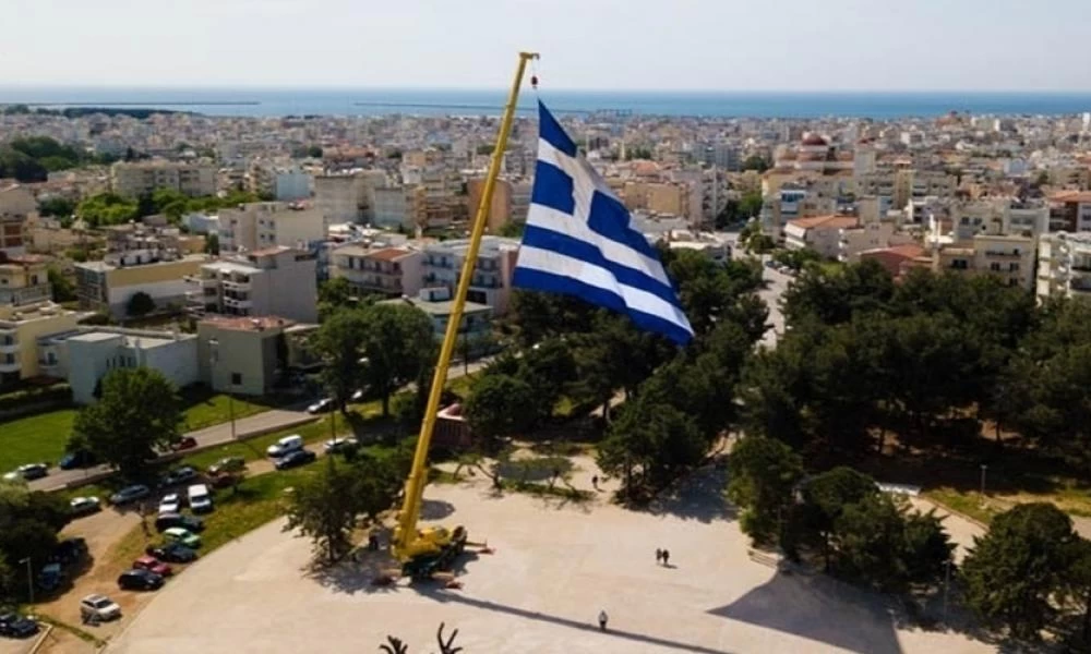 Αλεξανδρούπολη: Δέος από την έπαρση της μεγαλύτερης ελληνικής σημαίας